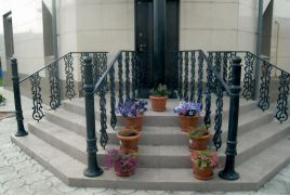 Входное ограждение музея ИЗК в г. Варна, Болгария