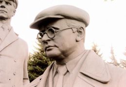 Фрагмент памятника «Броневому месту»