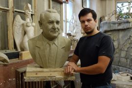 Скульптор В.Сырейщиков в мастерской со своей будущей работой 