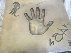 Памятный знак посвященный хоккеисту Евгению Малкину