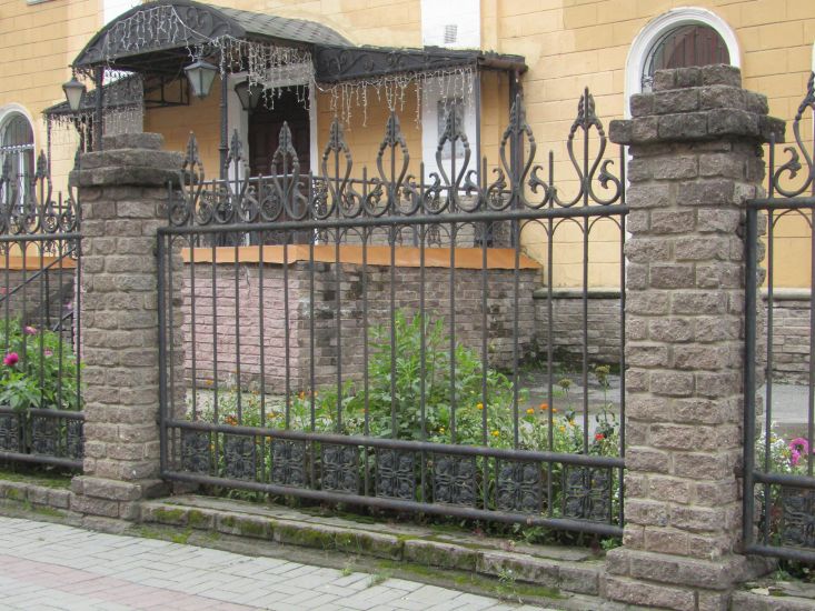 Ограждение входной группы архитектурным литьем 