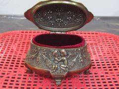 Шкатулка сувенирная на ножках